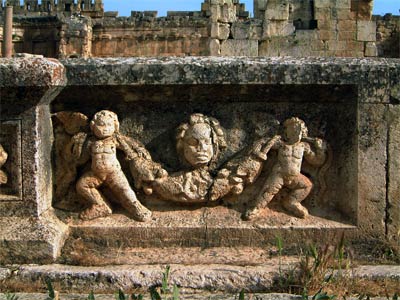 Relief auf Wasserbecken in der Tempelanlage Baalbek